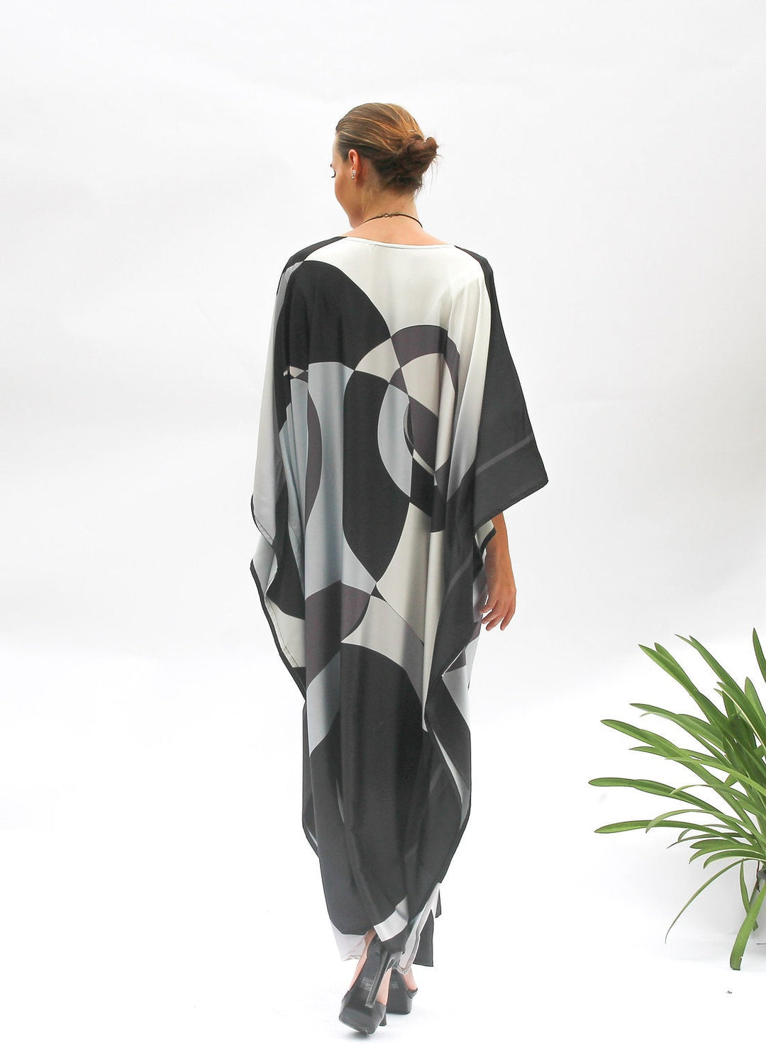 BLACK & WHITE WHIRLPOOL KAFTAN